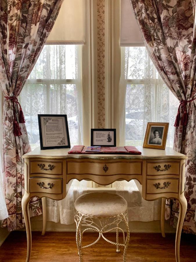 Pansy'S Parlor Bed & Breakfast Golden Exterior photo